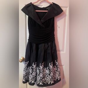 Jessica Howard Black Sleeveless Dress with Flower Appliqué Size 10P
